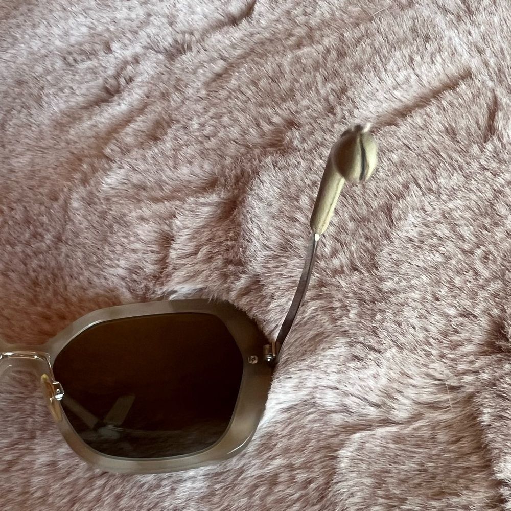 Burberry Cream Sunglasses Elegant Accessories - Picture 10 of 10